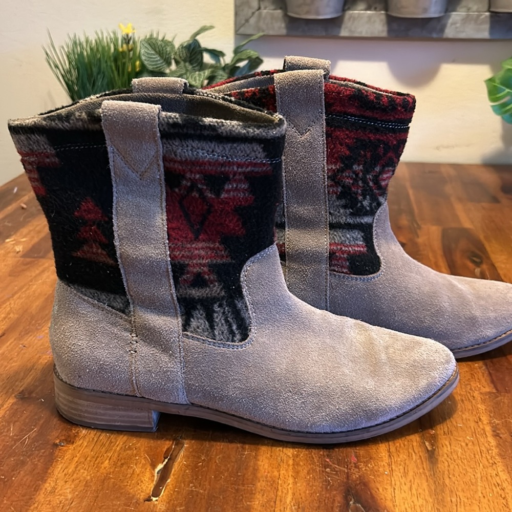 Tom's Laurel Taupe Suede Tribal Desert Western Short Cowboy Boots ...Size: 8.5